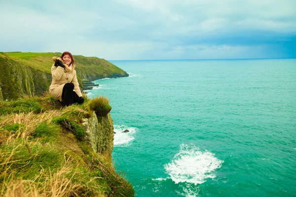 Vrouw toeristische staand op rock rotsmassief — Stockfoto