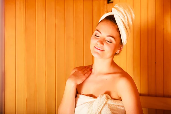 Vrouw ontspannen in houten sauna kamer — Stockfoto