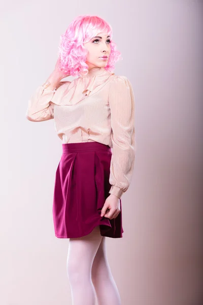 Woman in pink wig posing — Stock Photo, Image