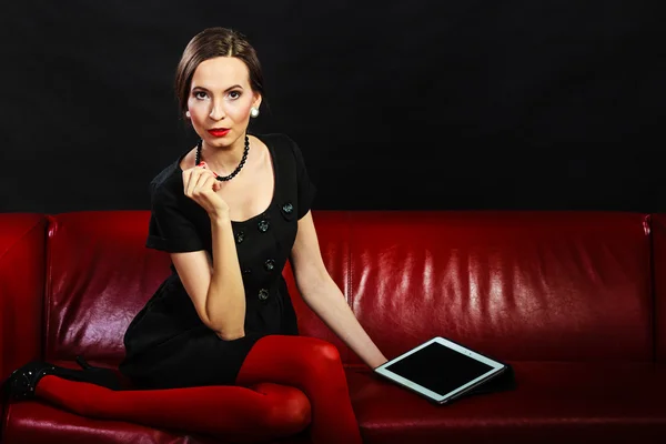 Femme assise avec tablette — Photo