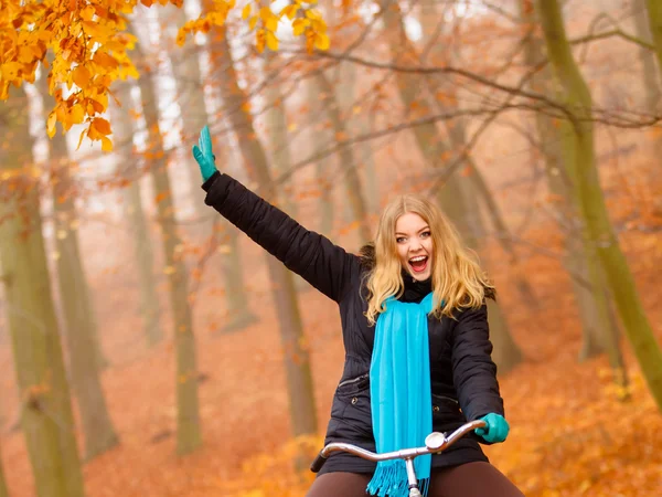 Mädchen entspannt im herbstlichen Park — Stockfoto