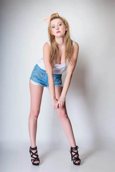 Chica de moda posando — Foto de Stock