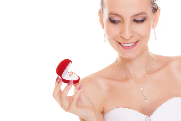 Sposa apertura anello di fidanzamento scatola . — Foto Stock