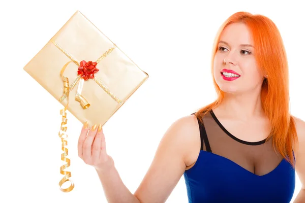 Mädchen mit goldener Geschenkschachtel — Stockfoto