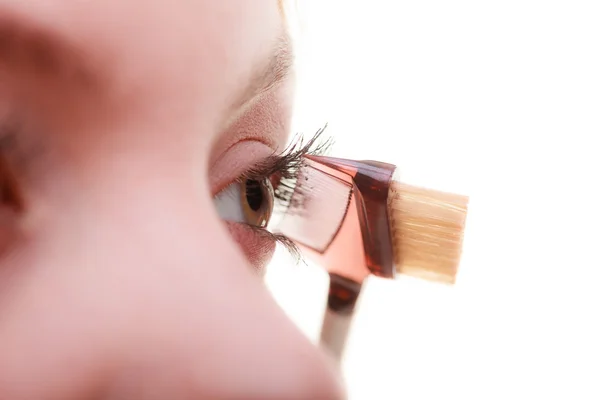 Woman Using comb — Stock Photo, Image