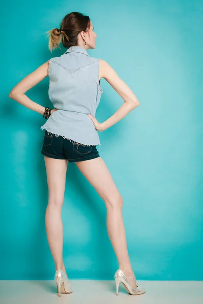Dziewczyna w stawianiu koszula jeans — Zdjęcie stockowe