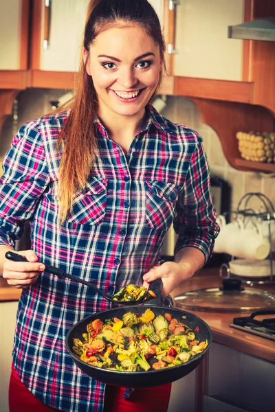 Женщина готовит овощи . — стоковое фото