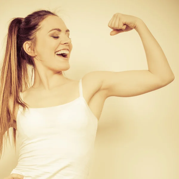 Vrouw pronken spieren. — Stockfoto