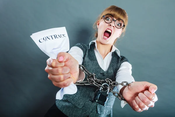 Woedend vrouw met geketende handen — Stockfoto