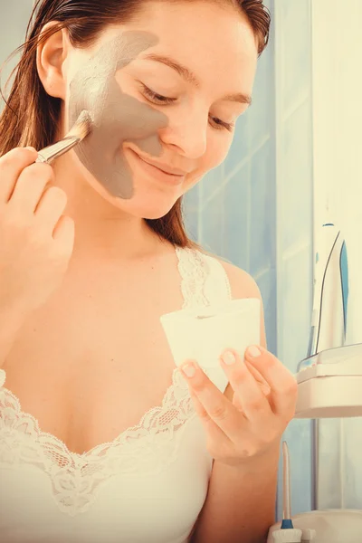 Mujer aplicando máscara de barro — Foto de Stock