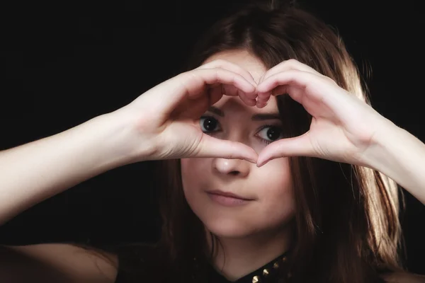 Teen girl forming heart shape — Stock Photo, Image