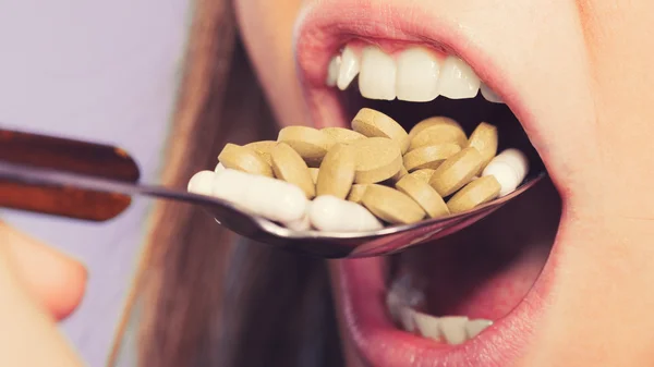 Woman taking pills. — Stock Photo, Image