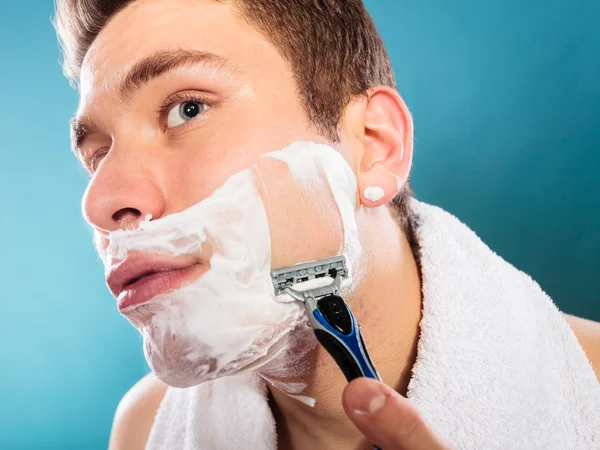 Мужчина бреется бритвой — стоковое фото