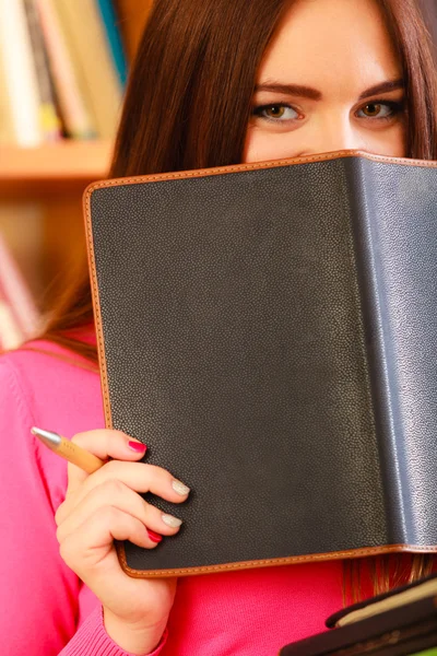 Student die betrekking hebben op haar gezicht — Stockfoto