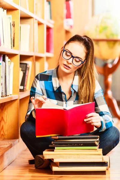 Student in blue glasses sitting on floor — Stock Photo, Image