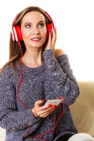 Frau hört Musik — Stockfoto