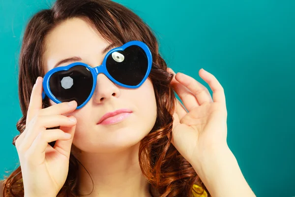 Дівчина в блакитних сонцезахисних окулярах — стокове фото