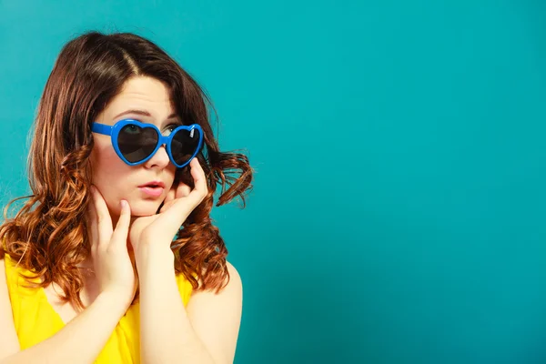 Menina vestindo azul coração em forma de óculos de sol — Fotografia de Stock