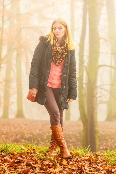 Woman walking in park — Stock Photo, Image