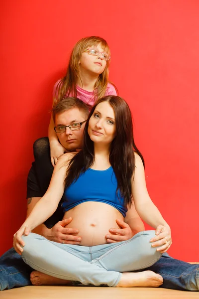 Familia esperando nuevo bebé — Foto de Stock