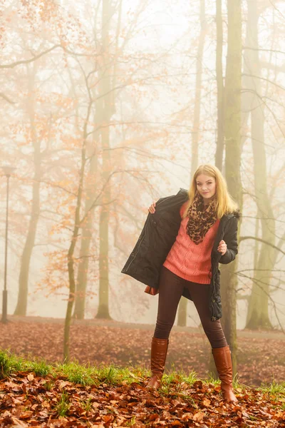 Kvinnan promenader i parken — Stockfoto