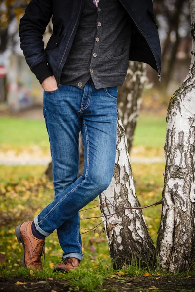 Man in spijkerbroek poseren — Stockfoto