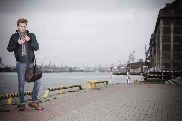 Modelo de moda chico con bolsa al aire libre — Foto de Stock
