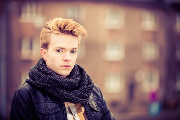 Jeune homme à la mode posant — Photo