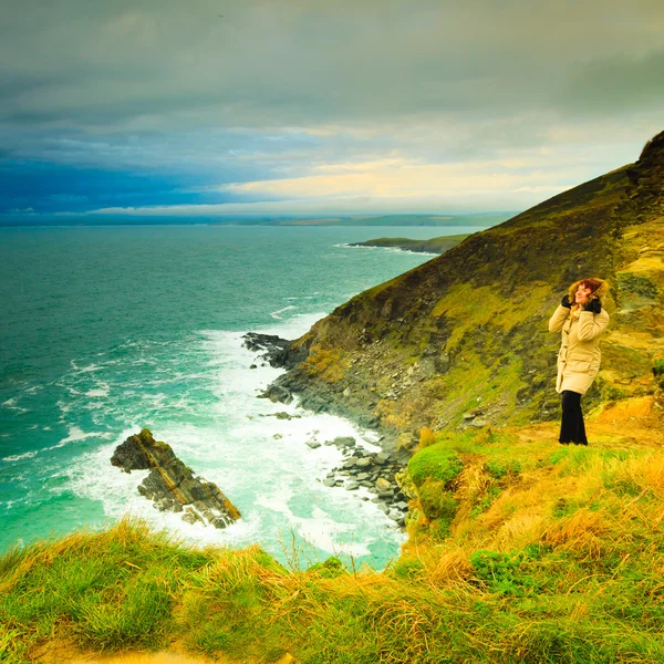 Vrouw toerist die zich op klif — Stockfoto