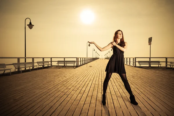 Vrouw die zich voordeed op pier — Stockfoto