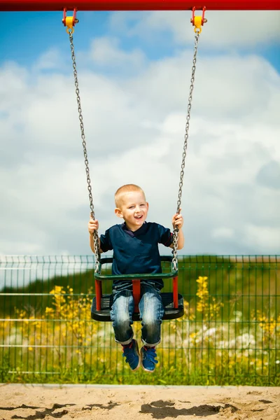 Blond boy har roligt — Stockfoto