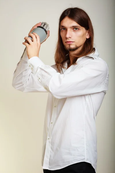 Young man  making cocktail drink — Stock Photo, Image