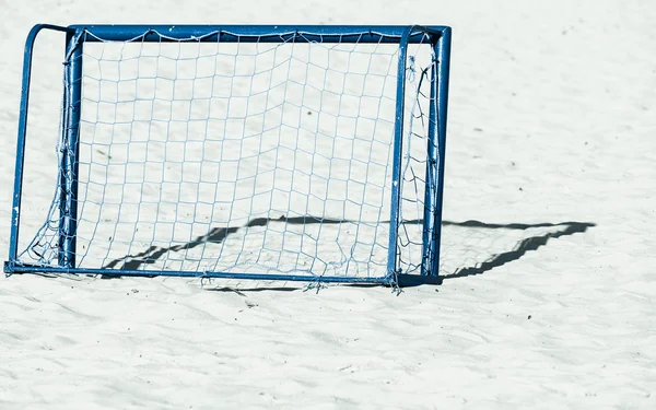 Puerta de fútbol en la playa de arena — Foto de Stock