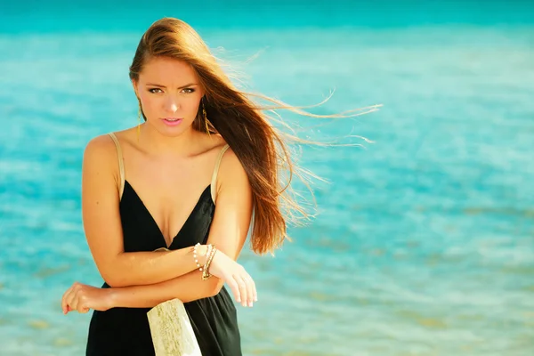 Encantadora mujer bronceada posando — Foto de Stock