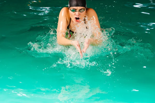 Femme nageuse respirant — Photo