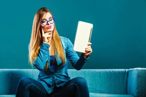 Mujer con la tableta sentado — Foto de Stock