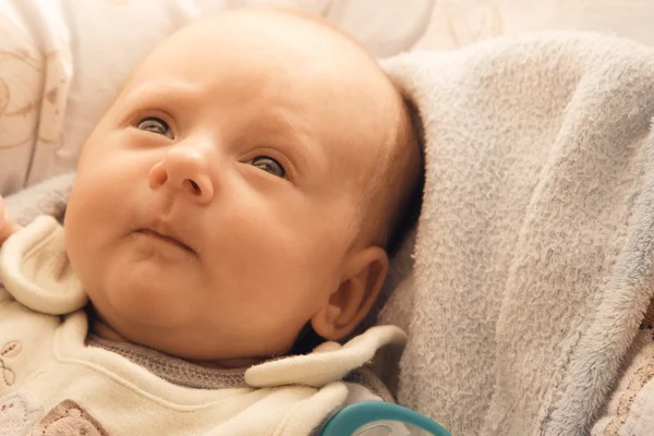 Pasgeboren babymeisje liegen — Stockfoto