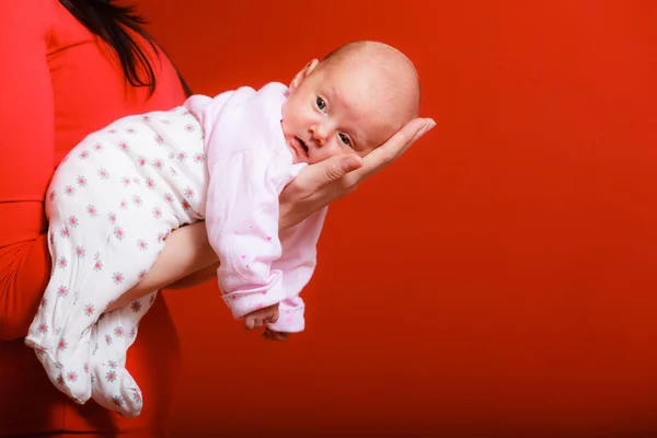Újszülött kislány moms karok kényelmes — Stock Fotó