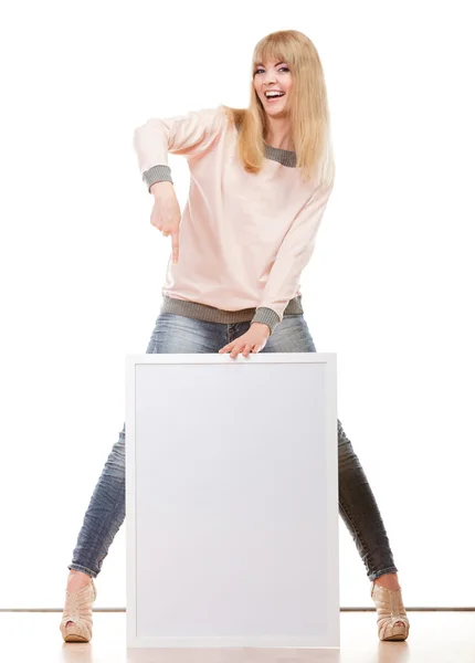 Vrouw met blanco presentatiebord — Stockfoto