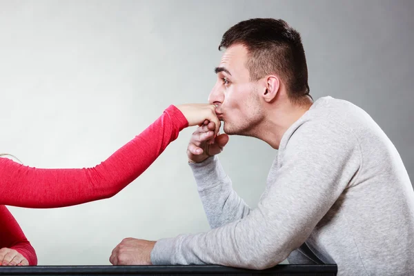 Sorrindo jovem casal se divertindo — Fotografia de Stock