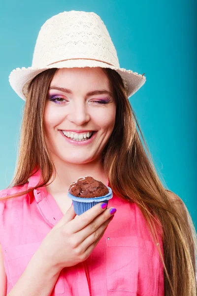 Femme souriante tenant gâteau au chocolat — Photo