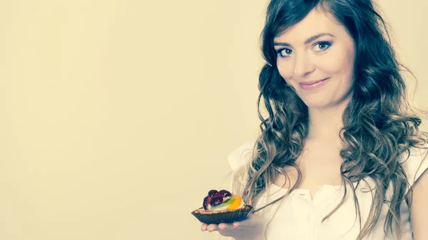 Smiling woman holding fruit cake — Stock Photo, Image