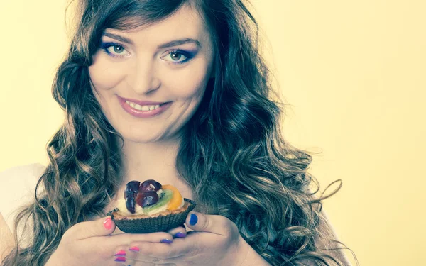 Smiling cute woman holding fruit cake — Stok fotoğraf