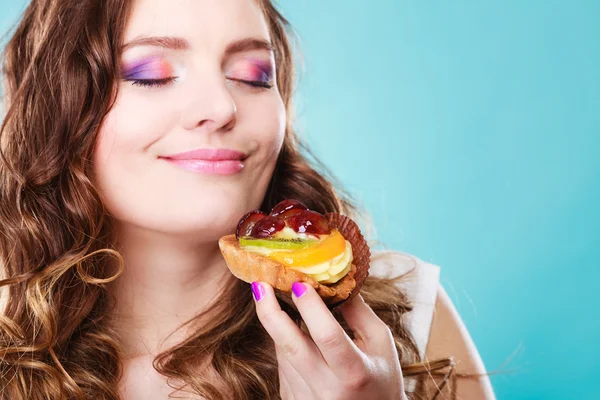 Mujer sosteniendo pastel — Foto de Stock