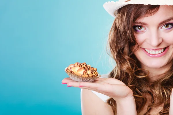 Frau hält Kuchen — Stockfoto