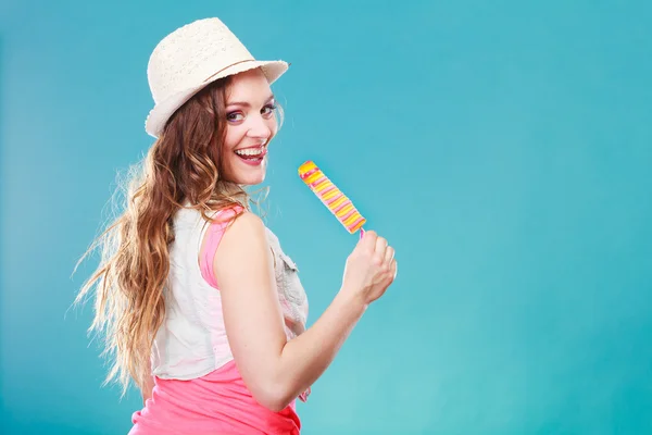 Žena jíst zmrzlinu pop — Stock fotografie