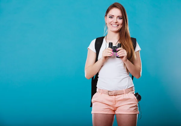 Tourist woman holding binoculars — Stock Photo, Image