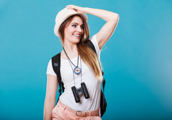 Femme au chapeau souriant — Photo