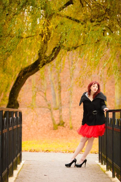 Modefrau entspannt beim Spazierengehen im Herbstpark — Stockfoto