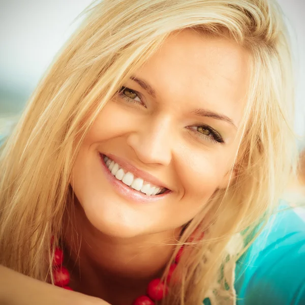 Prachtige blond meisje op het strand — Stockfoto